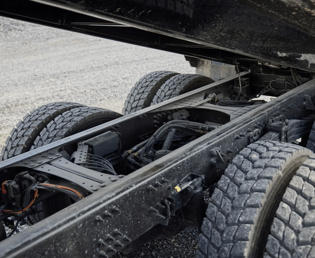 Clean VNX frame rails behind the cab with neatly routed air and electrical lines